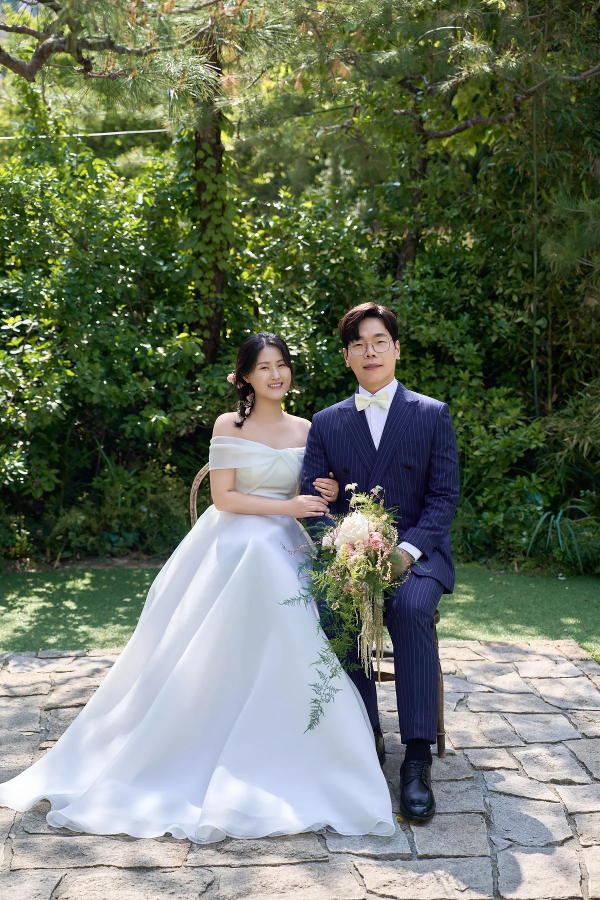 정원에서 나란히 앉은 손진수와 남진영