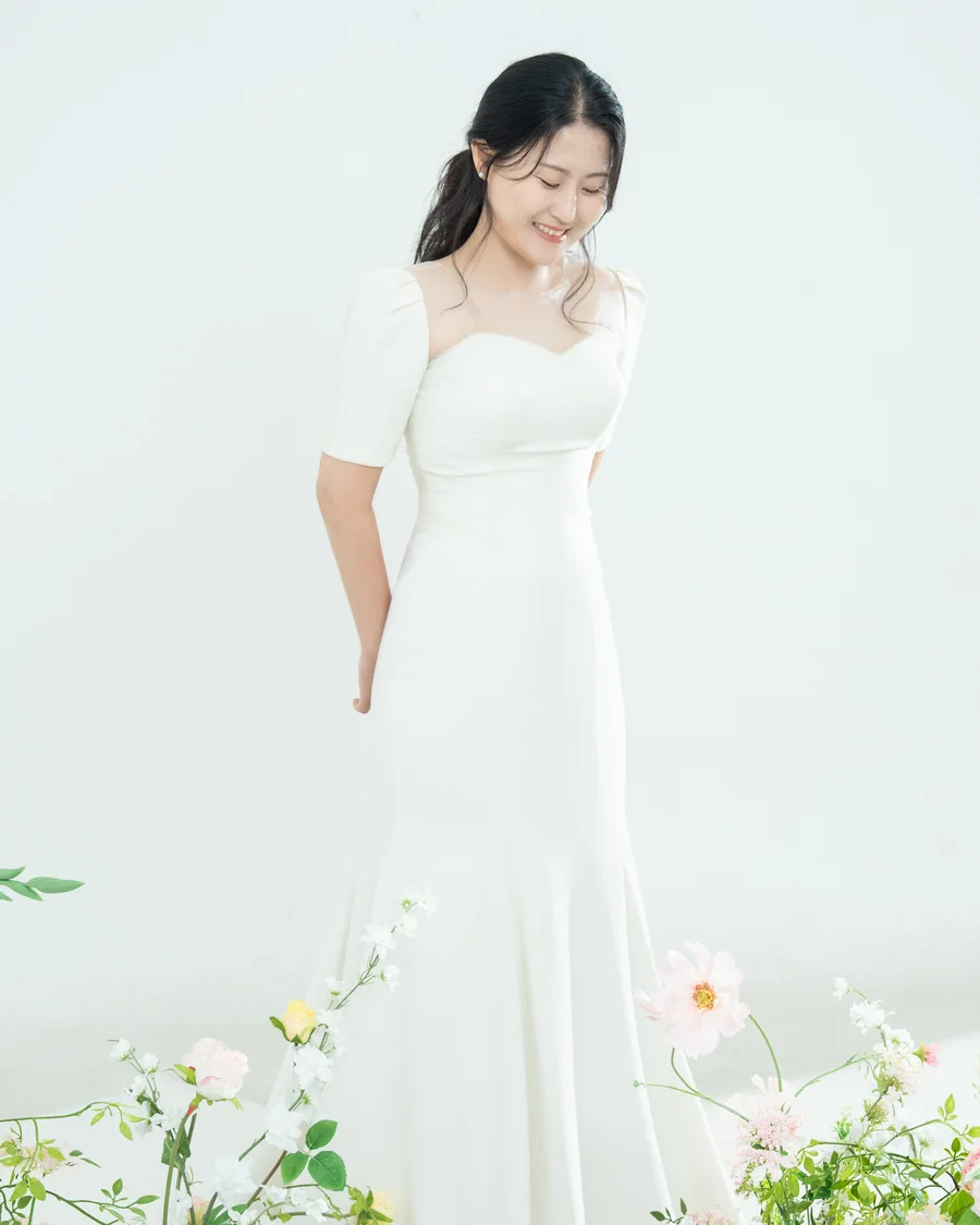 흰 드레스를 입고 미소 짓는 신부 남진영